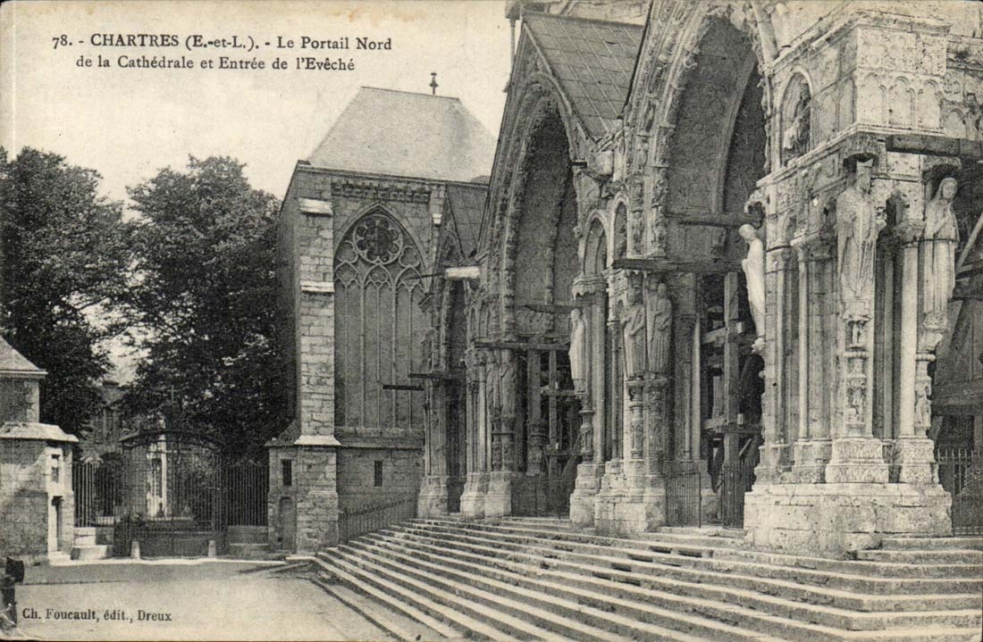 Chartres CPA Le portail Nord et la cathedrale et entree de l'eveche