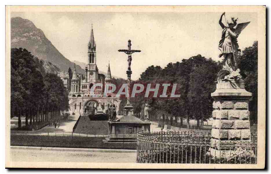 Lourdes CPA L'esplanade et la basilique 
