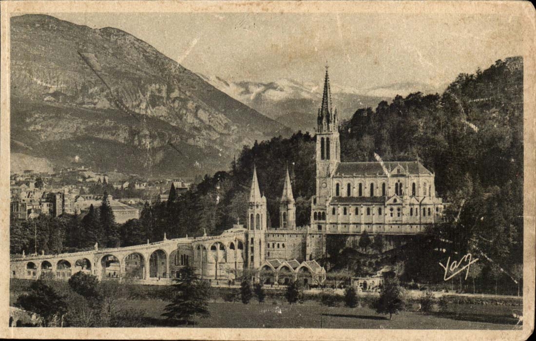Lourdes CPA La basilique et le pic de Jer
