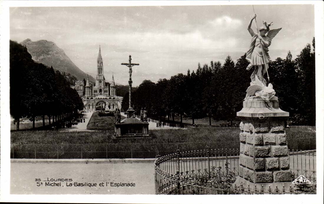 Lourdes CPA ST Michel la basilique et l'esplanade