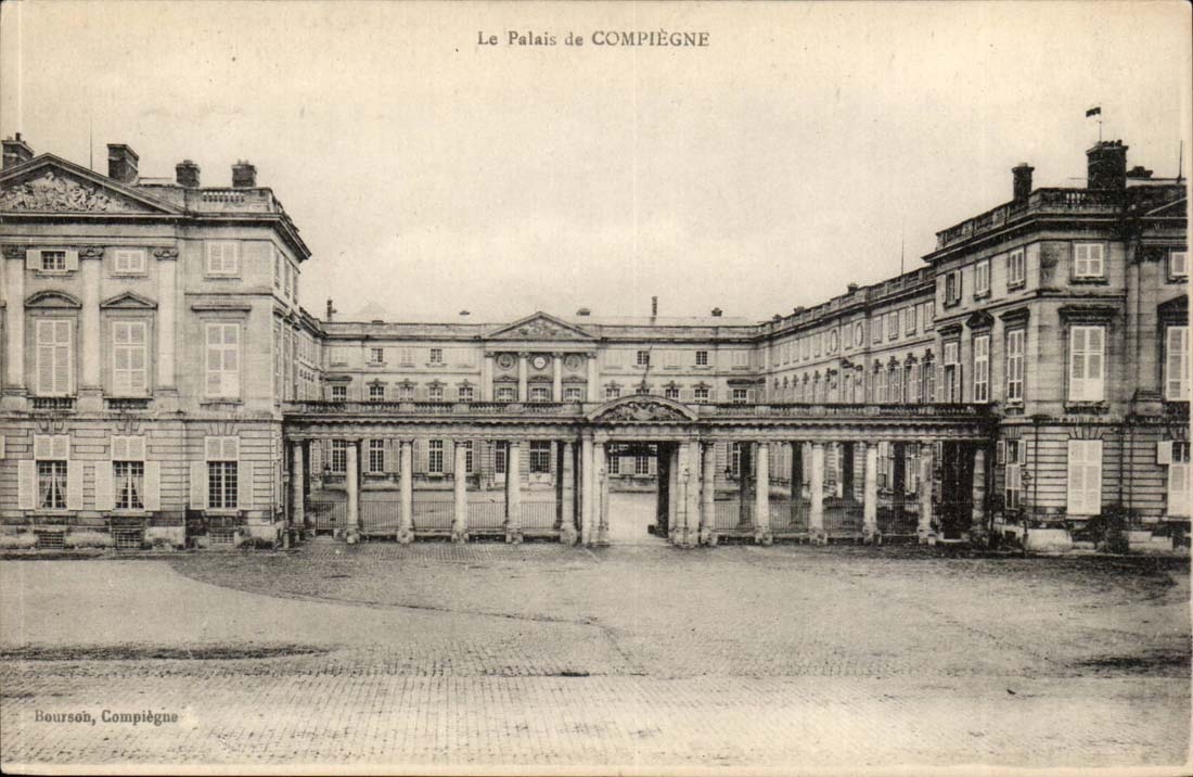Le Palais de COMPIÈGNE — vue du cour intérieur — Bourson, Compiègne