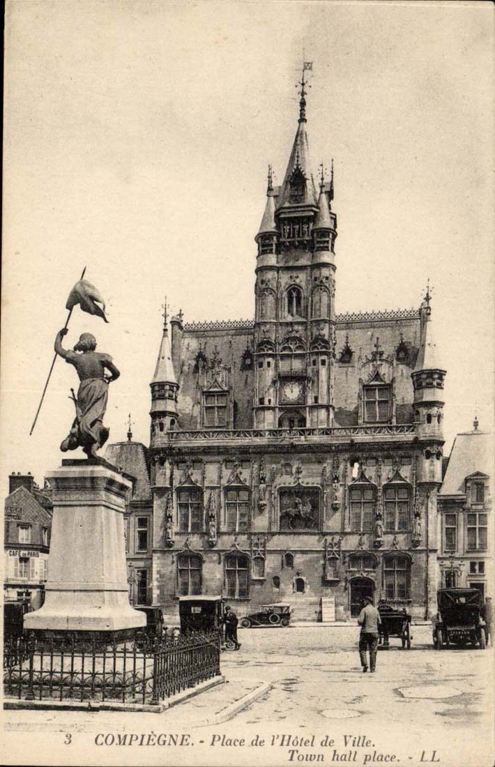 Compiegne - Place de L' Hotel de Ville - CPA 