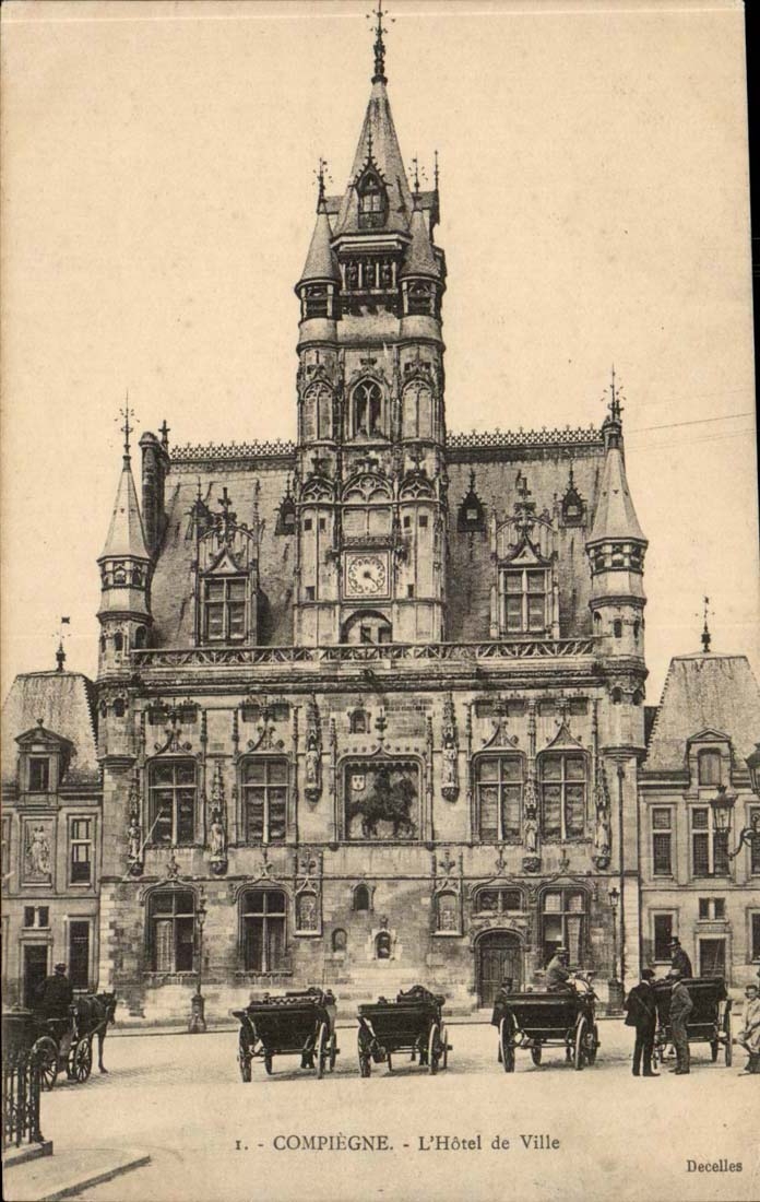 Compiegne - Place de L' Hotel de Ville - CPA 