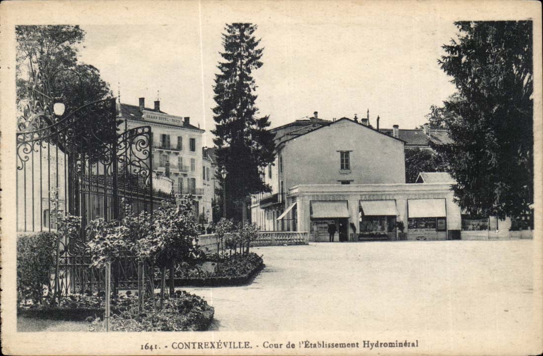 Contrexeville - Cour de L'Etablissement Hydromineral - CPA 