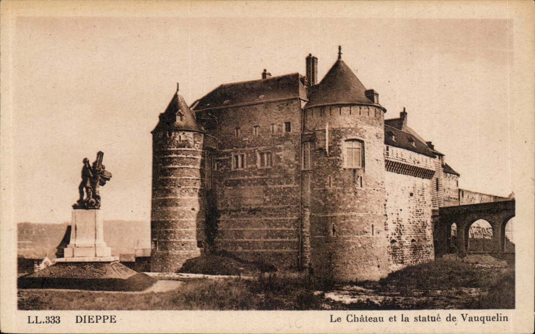 Dieppe - Le chateau et la Statue de Vauquelin - CPA 