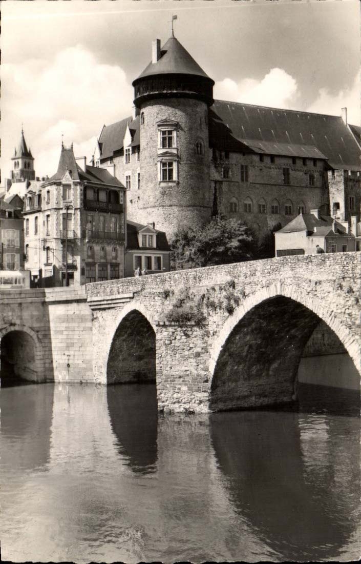 Le Vieux Pont et la Château — La Vallée (Mayenne) — Ed. R. Gobois