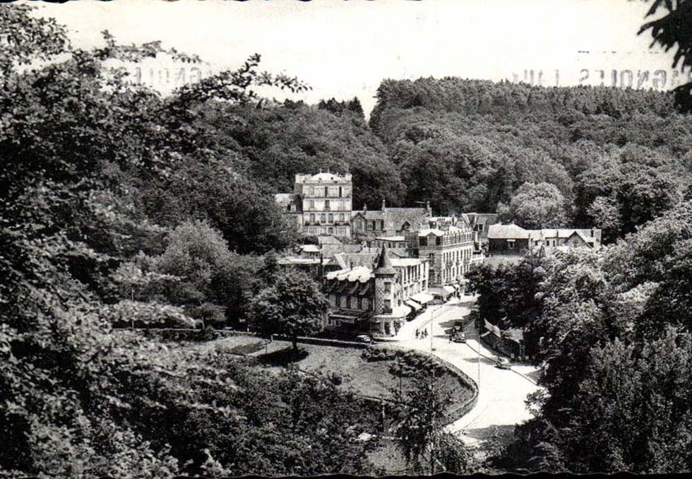 Bagnolles-les-Eaux — Vista general y la Rue des Casinos — AD 1013, editada por Arts Photomécaniques