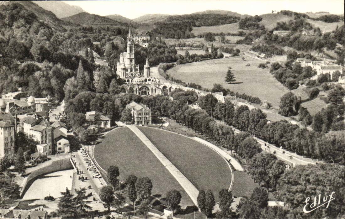 Lourdes - La Basilique la basiique sousterraine St Pie X - CPA 