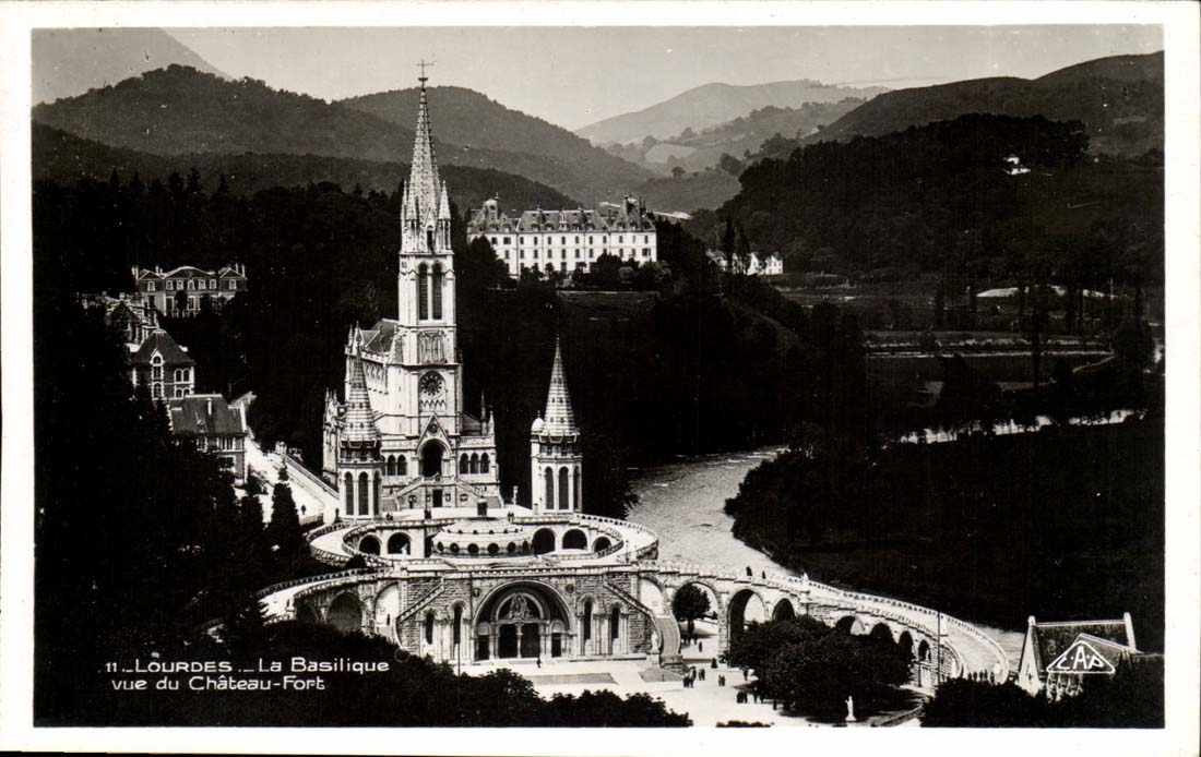 Lourdes - la Basilique - Vue de Chateau Fort - CPA 