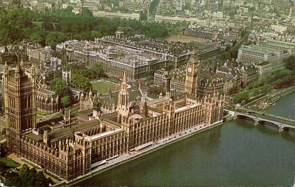 Grande Bretagne Londres London CPM Aerila view of Houses of Parliament Big Ben Westminster abbey
