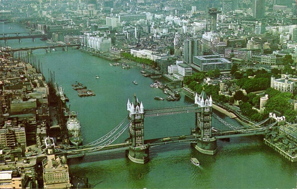 Grande Bretagne London Londres CPM Aerial view of tower bridge and the city of London