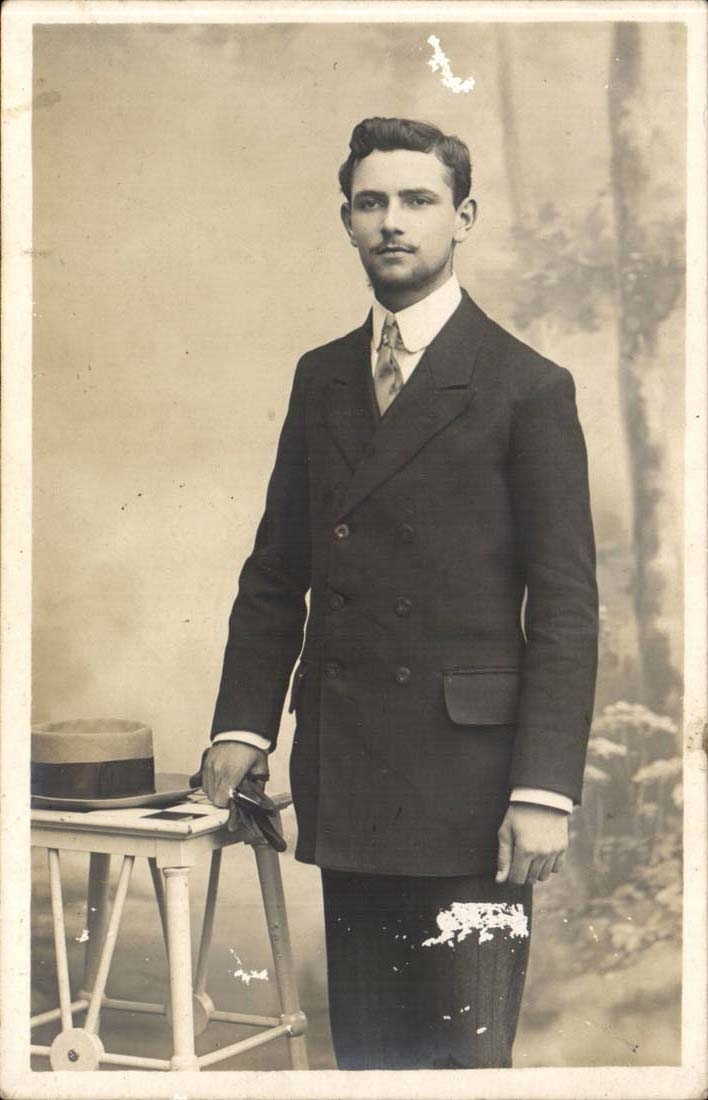Carte photo jeune homme