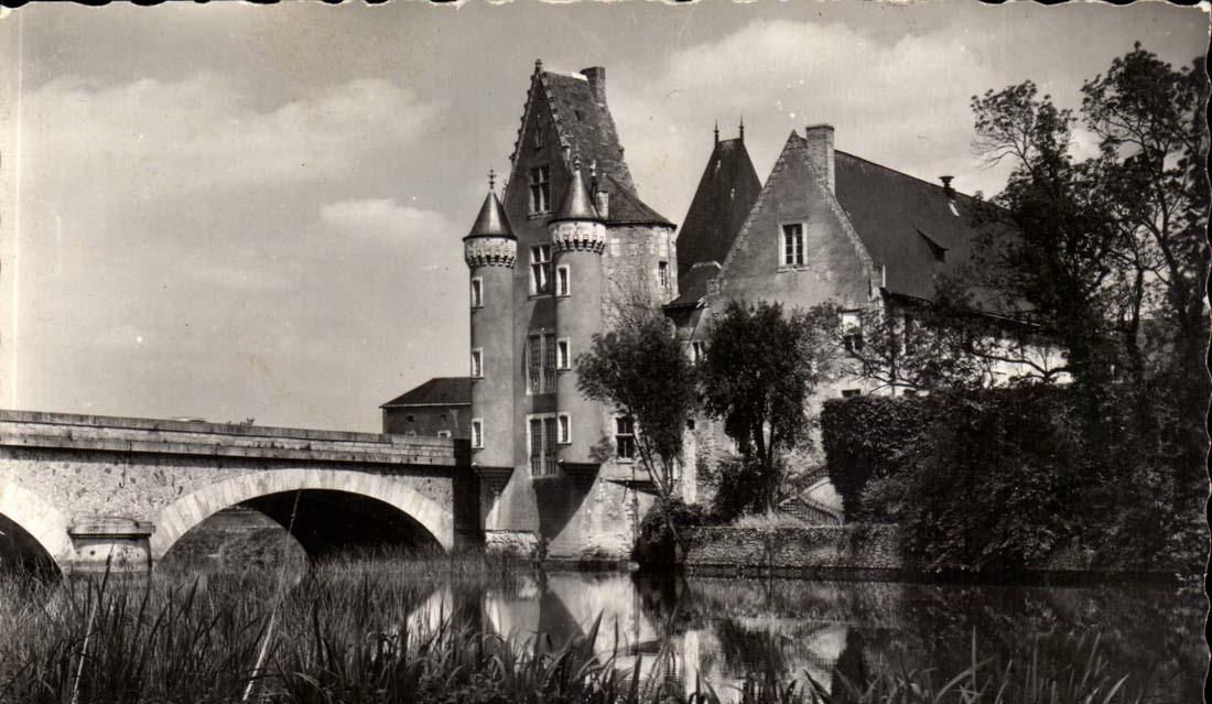 La Fleche CPA Le chaetau des Carmes au bord du Loir