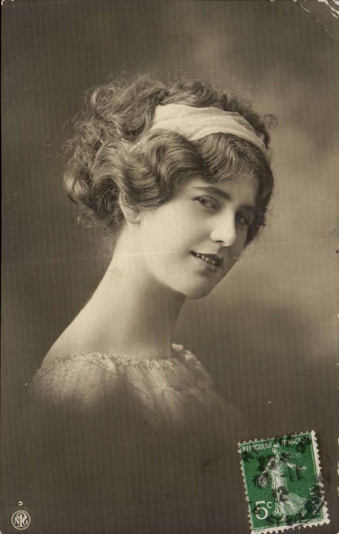 Giovane donna — ritratto — editore NRG