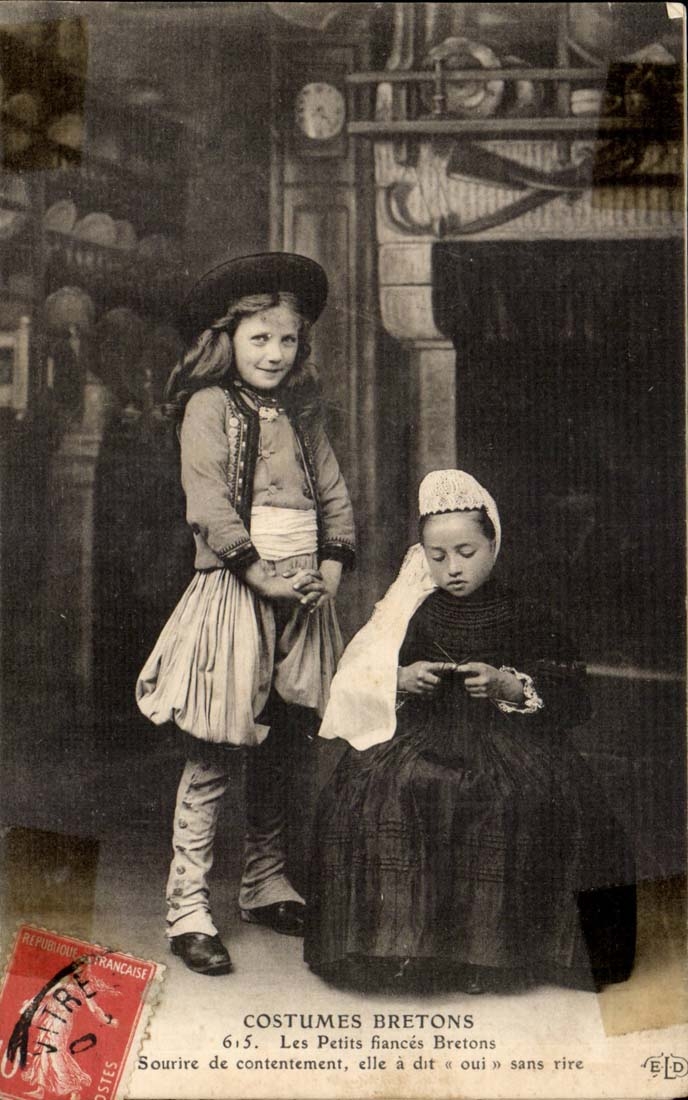 Costumes bretons CPA Les petits fiances bretons Sourire de contentement elle a dit oui sans rire (folklore)