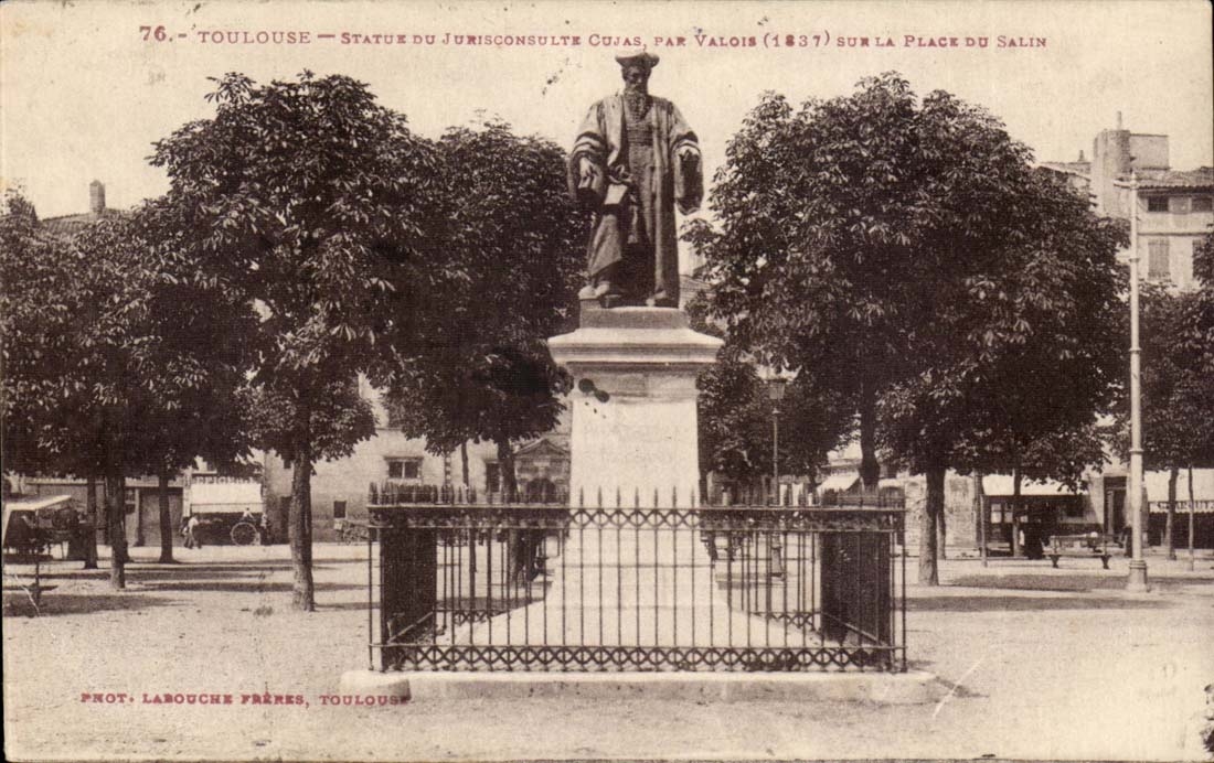Toulouse — Statue du jurisconsulte Cuja, par Valois (1837) sur la Place du Salin — Phot. Labouche Frères, Toulouse