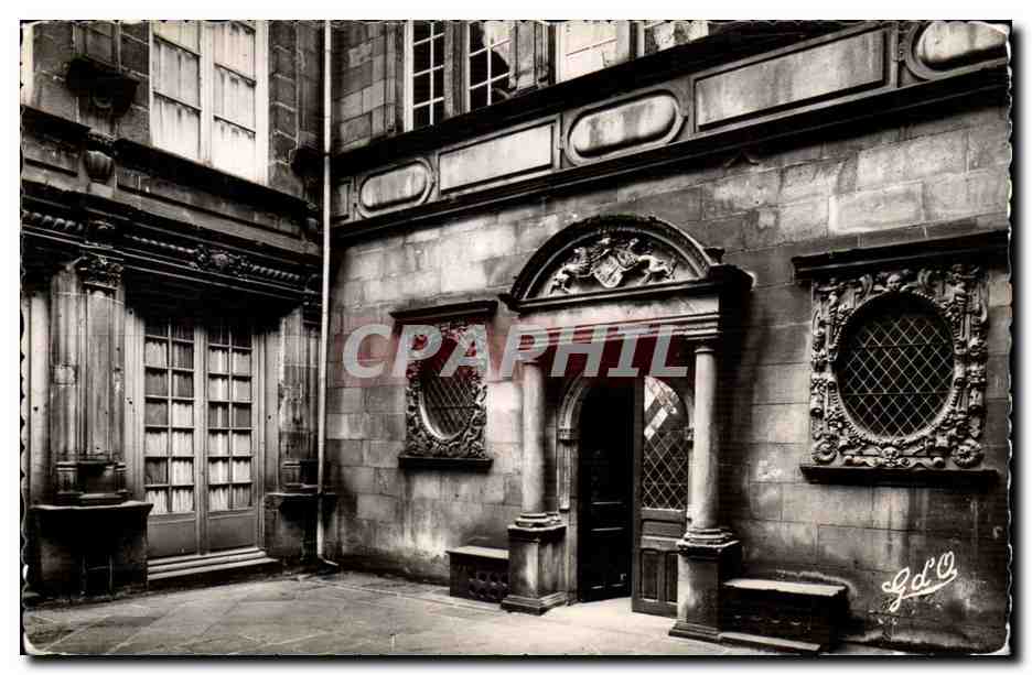 Auvergne CPA Riom Cour de l'hotel Anoux de Maison Rouge