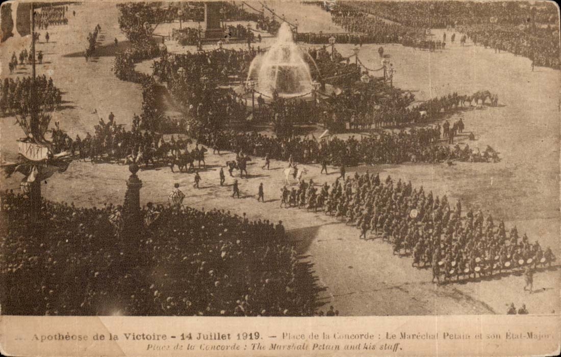 Paris CPA Apotheose de la Victoire 14 juillet 1919 Place de la Concorde Marechal Petain et son etat major