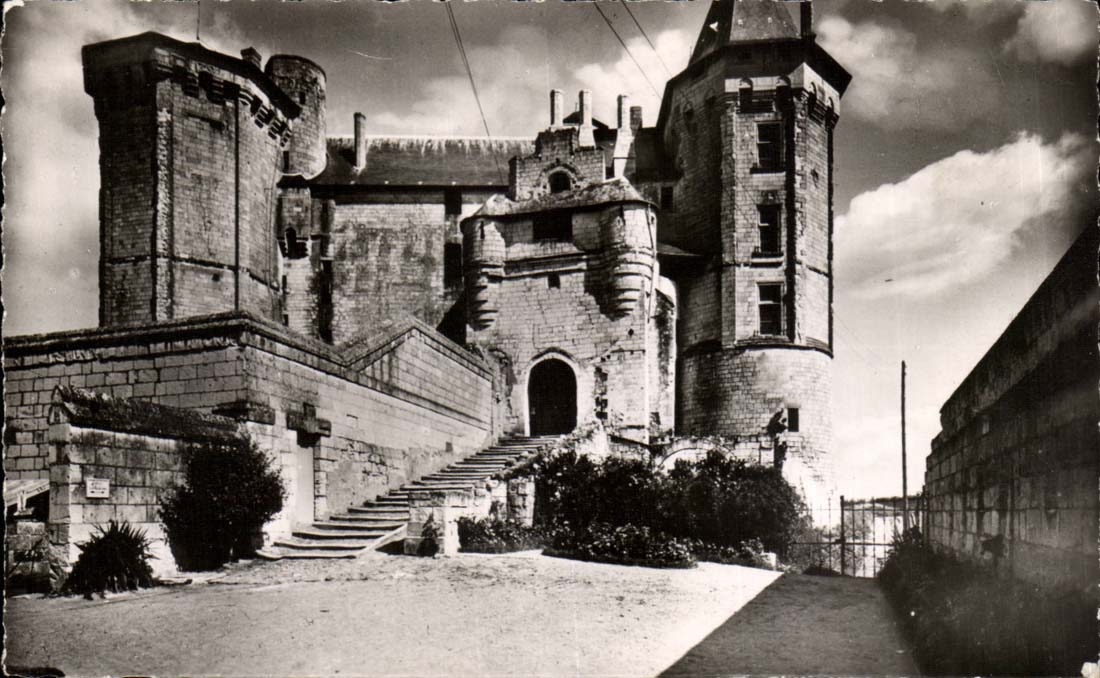 Saumur CPM L'entree du chateau cote Sud Ouest