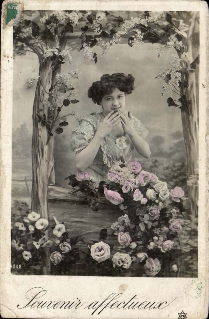 Femme souriante parmi des roses — Souvenir affectueux — Repur n°42