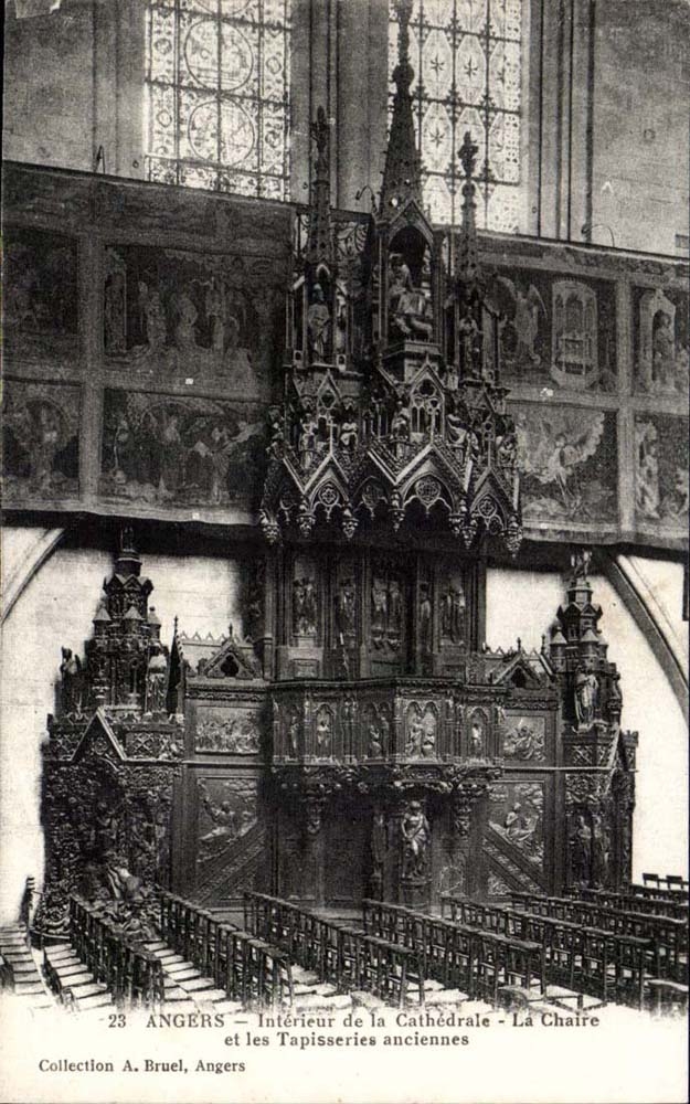 Angers CPA interieur de la cathedrale La chaire et les tapisseries anciennes