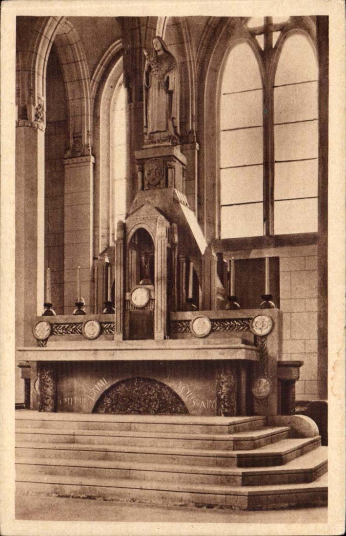 Nancy CPA Eglise Sainte Therese Maitre autel (Criqui architecte)