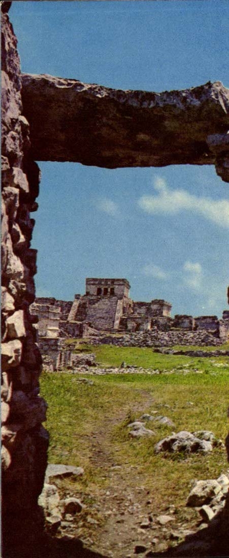 Mexique Mexico Entrance to the maya ruins of Tulum by the side walls