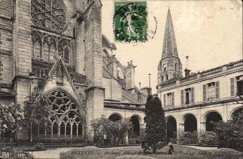 Auxerre — Ancienne Abbaye de Sainte-Gemmes, le Transept Nord et le Cloître