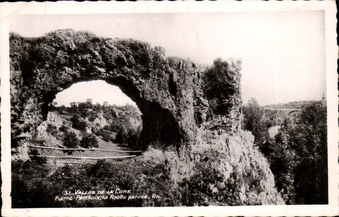 VAllee de al Cure CPA Pierre perthuis la roche percee