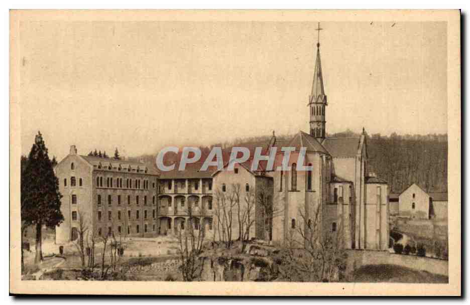 Monastère de Ste Marie de la Pierre-qui-Vire — Vue sur la Cour intérieure — Phot. Combier-Mâcon