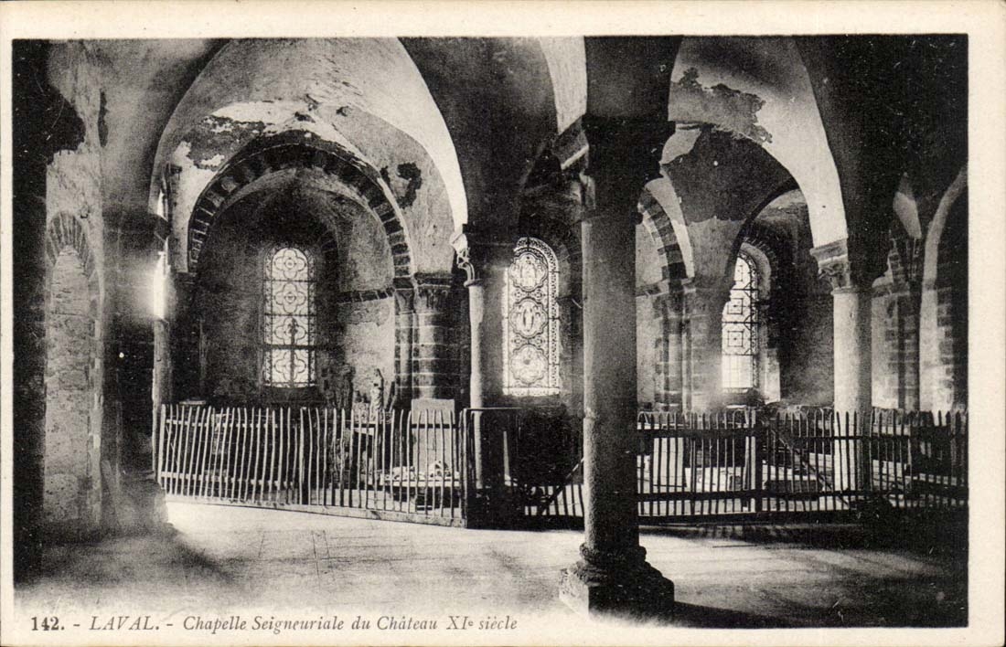 Laval CPA Chapelle seigneuriale du chateau 11eme