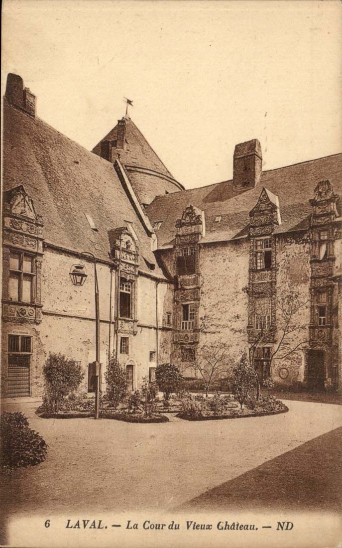 Laval CPA La cour du vieux chateau