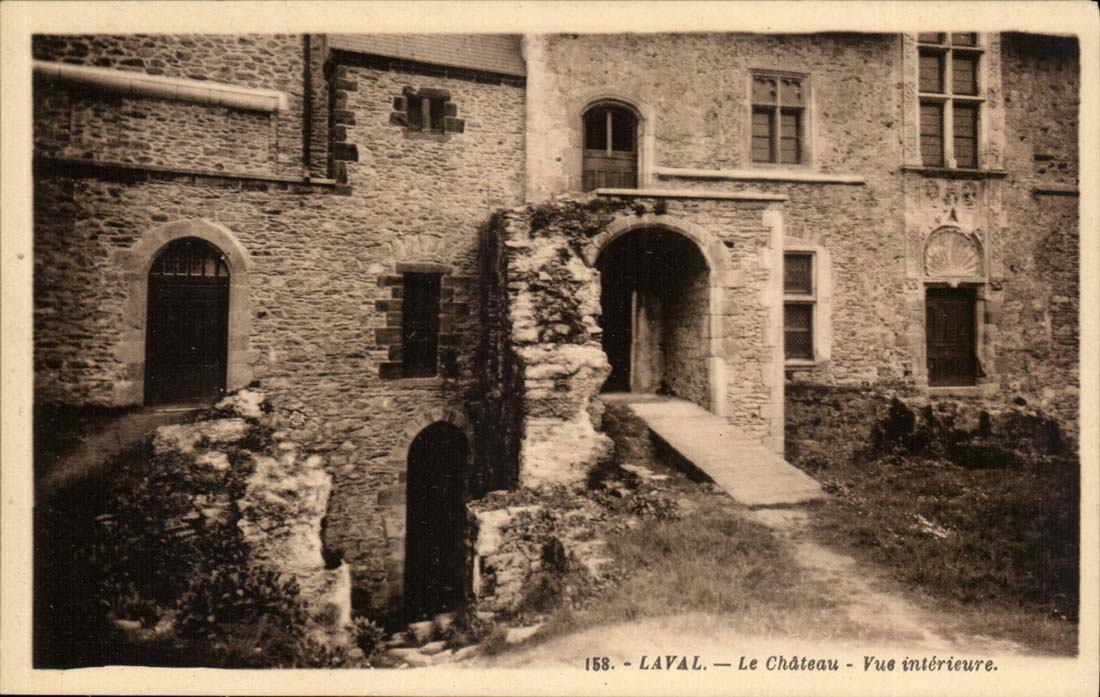 Laval — Le Château — Vue intérieure.