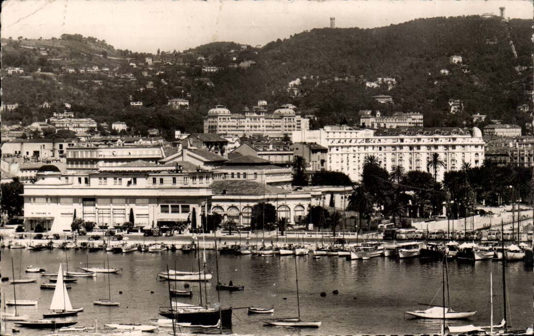 Cannes CPA Un coin du port Le casino