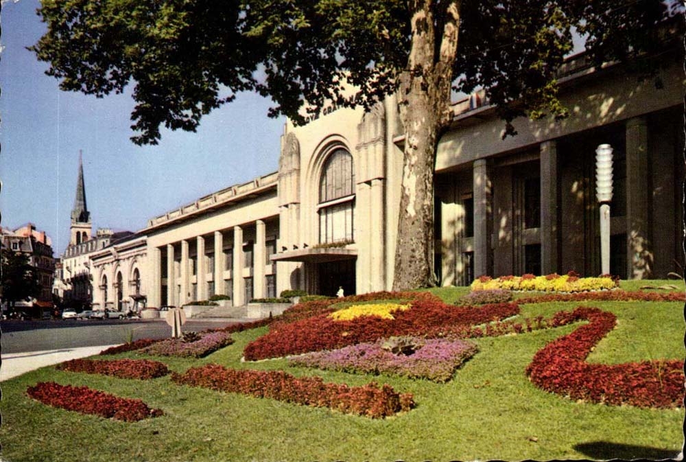 Aix les Bains CPM Etablissement thermal et parterre fleuri clocher de l'eglise Notre DAme