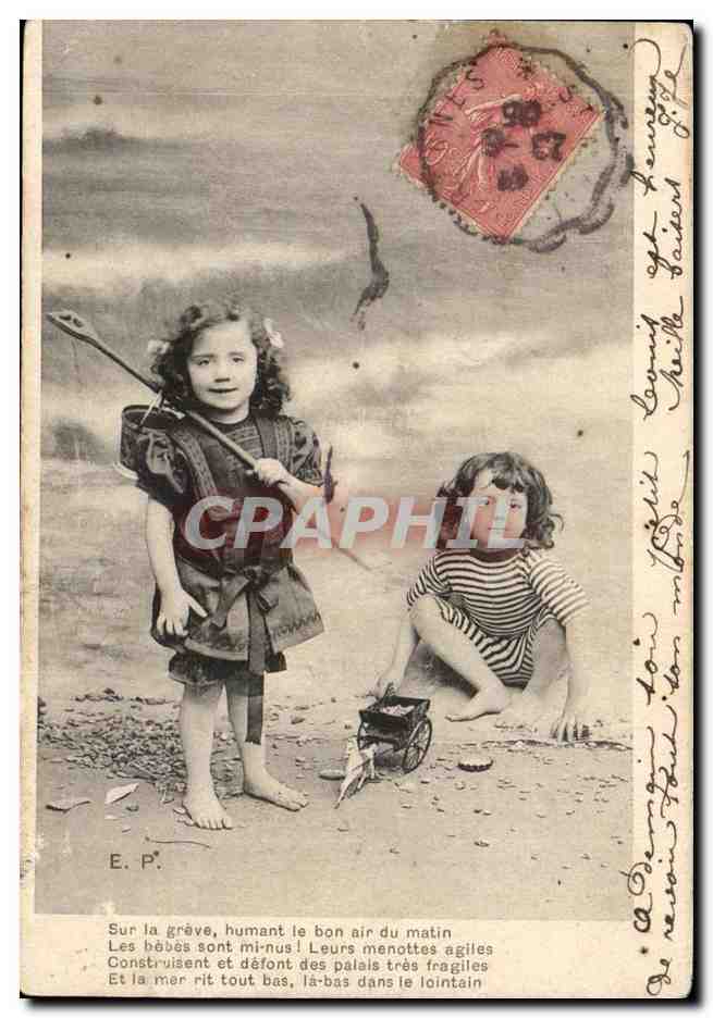 Enfants - Filles - Sur la plages - Sur la greve humant le bon air du matin les bebes sont mi nus - CPA 