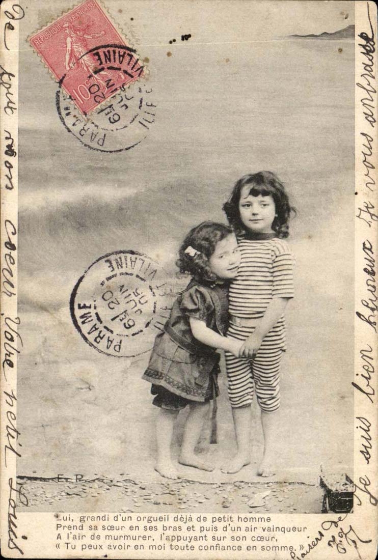 Enfants - Deux Filles sur la Plage - Prend sa soeur en ses bras 