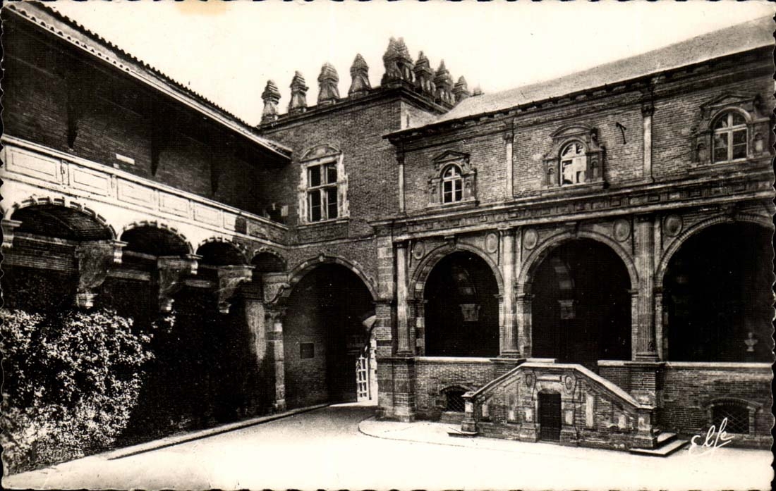 Cour intérieure de l'Hôtel d'Assézat — Toulouse — édité par P. Laroche