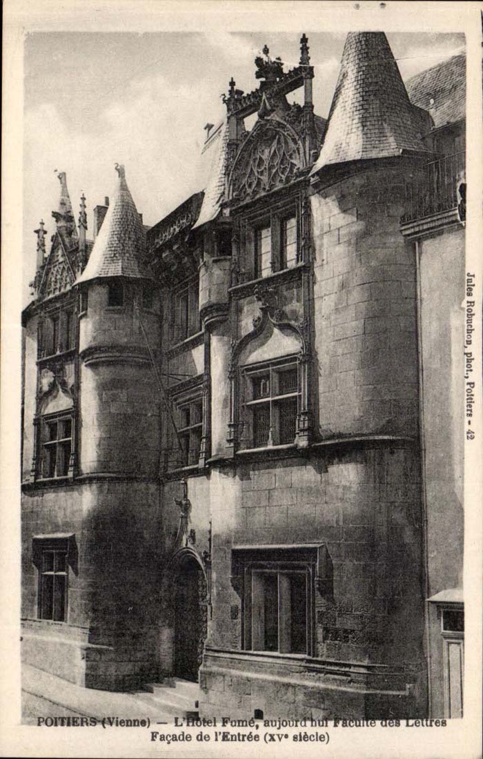 Poitiers (Vienne) — L'Hôtel Forné, aujourd'hui Faculté des Lettres — façade de l'entrée (XVe siècle) — Jules Robuchon, phot. Poitiers - 42
