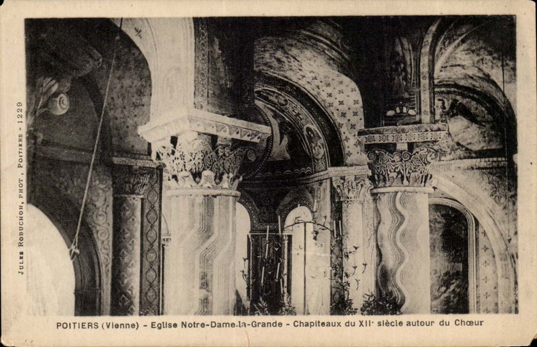 Poitiers (Vienne) - Église Notre-Dame-la-Grande - Chapiteaux du XIIe siècle autour du Chœur
