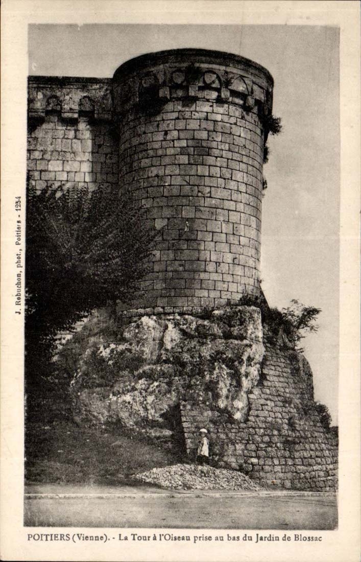 Poitiers (Vienne) - La Tour à l'Oiseau prise au bas du Jardin de Blossac — J. Robichon, phot., Pottiers - 1254