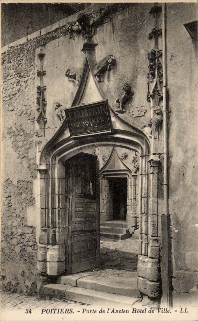 Poitiers — Porte de l'Ancien Hôtel de Ville — LL