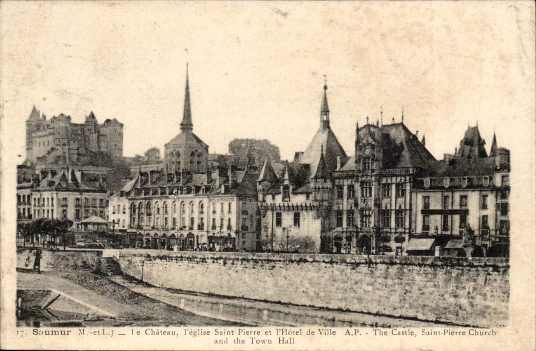 Saumur - Le Chateau l'Eglise Saint Pierre et L'Hotel de Ville - CPA 