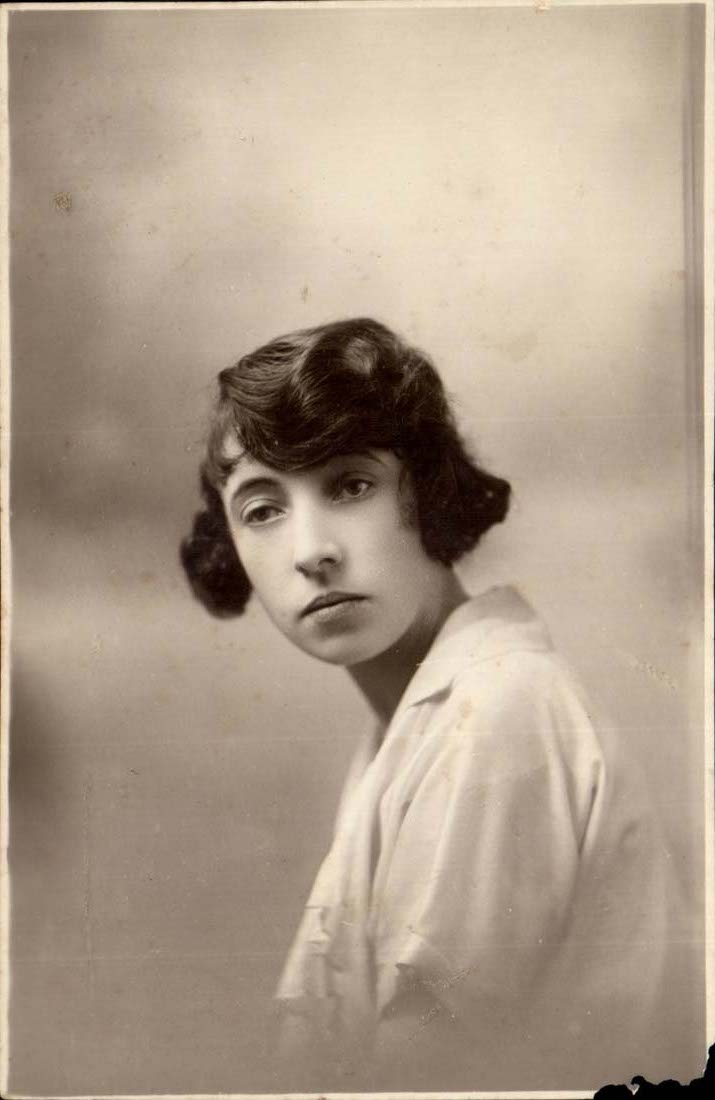 Portrait d'une jeune femme — éditeur Express-Photo, Nantes — n° de série 20630
