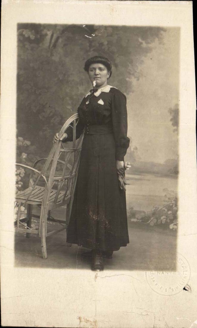 Femme en robe sombre — pose avec un fauteuil — studio L. NANTES, Nantes