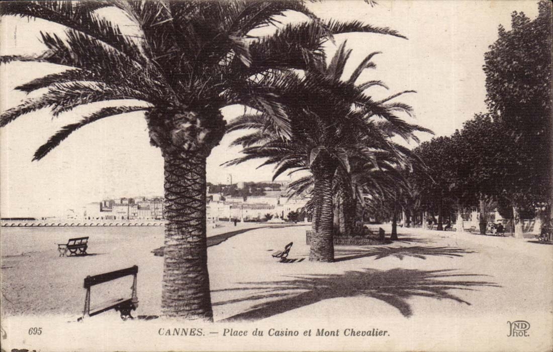 Cannes - Place de Casino et Mont Chevalier - CPA 
