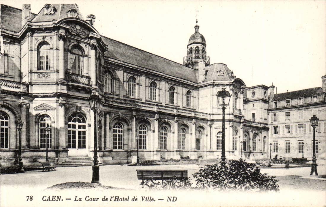 Caen - La Cour de l'Hotel de Ville - CPA 