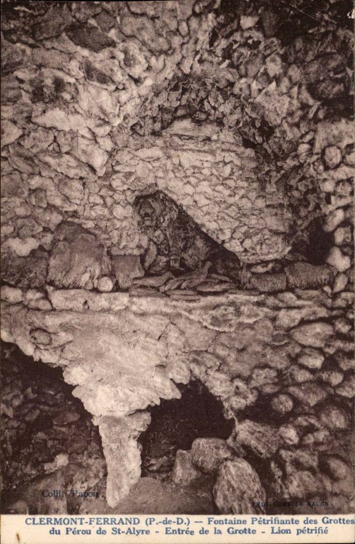 Clermont-Ferrand (P.-de-D.) — Fontaine Pétrifiante des Grottes du Pérour de St-Alyre — Entrée de la Grotte — Lion pétrifié — Éditeur Combier Macon