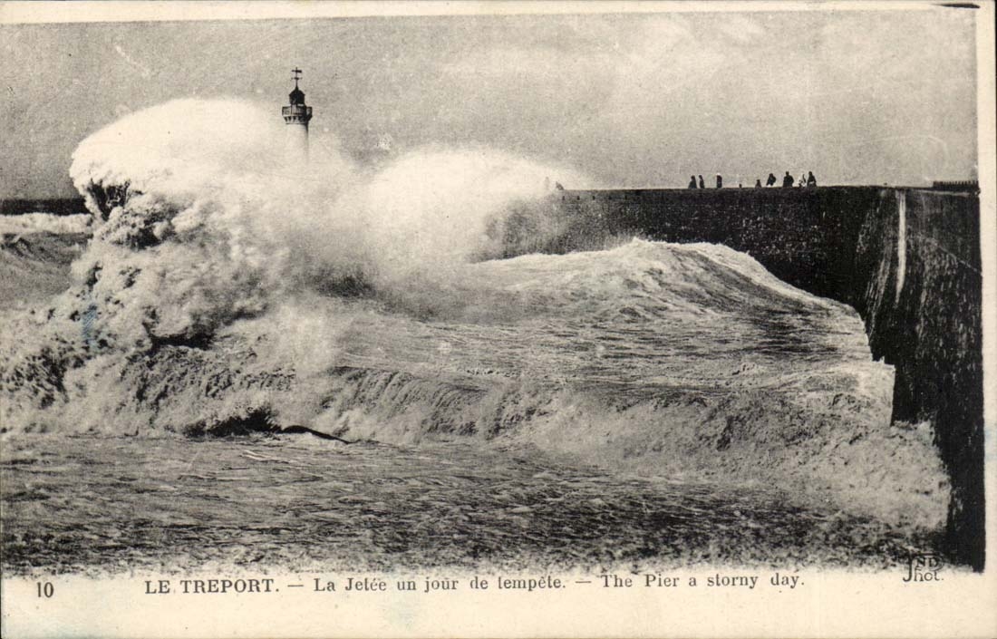 Le Treport - La Jetee un jour de tempete phare - lighthouse - CPA 
