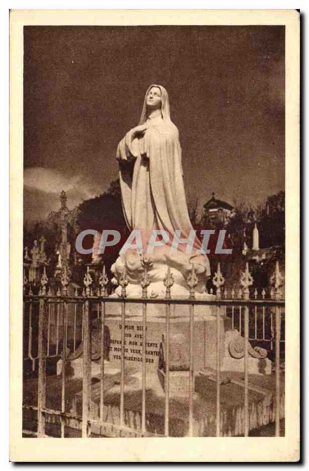 Lisieux - Statue erige au Cimitiere de Lisieux sur l'emplacement de la derniere tombe de Ste Therese - CPA 